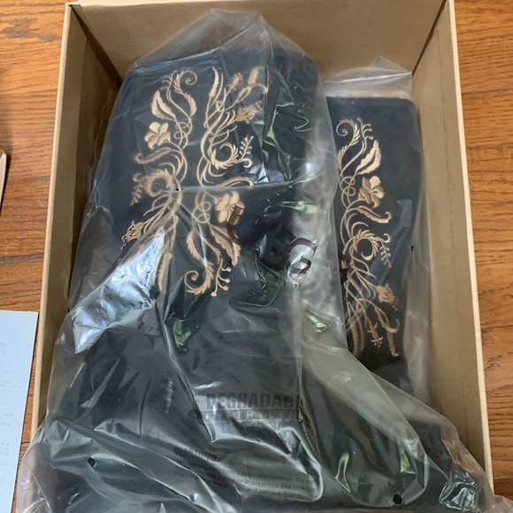 UGG Boots Size 7 - NWB - Picture 7 of 8